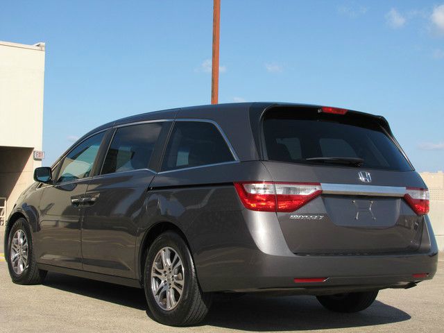Honda Odyssey 2011 photo 2