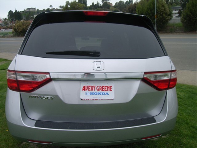 Honda Odyssey 2011 photo 2
