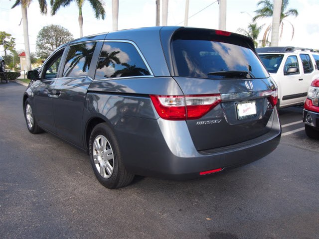 Honda Odyssey 2011 photo 2