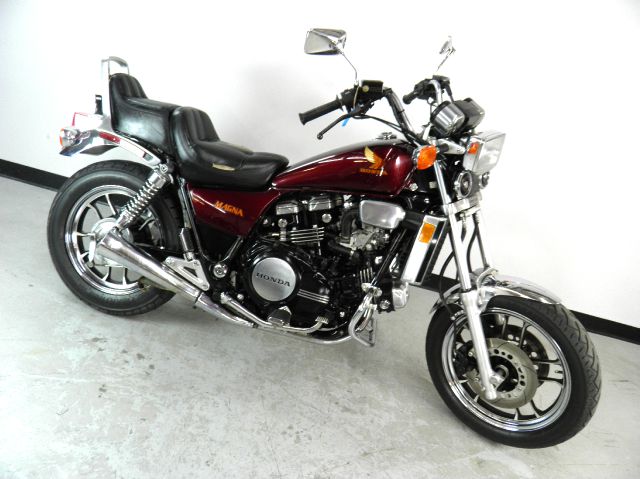 Honda VF700C MAGNA 1984 photo 2