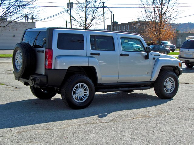 Hummer H3 2010 photo 1