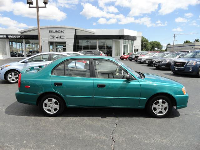 Hyundai Accent 2000 photo 2