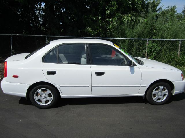 Hyundai Accent 2001 photo 2