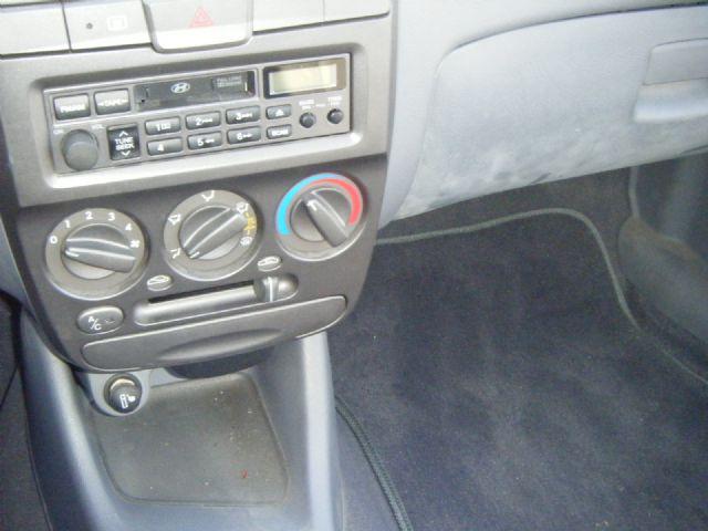 Hyundai Accent 2002 photo 4