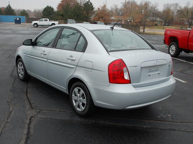 Hyundai Accent 2009 photo 2