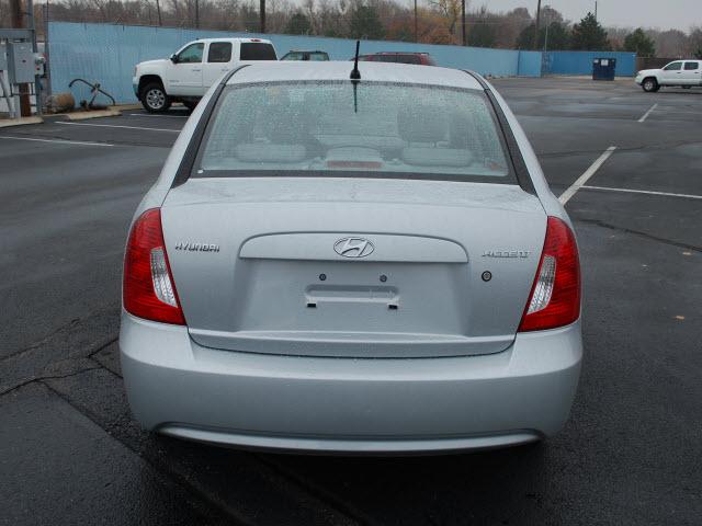 Hyundai Accent 2009 photo 3