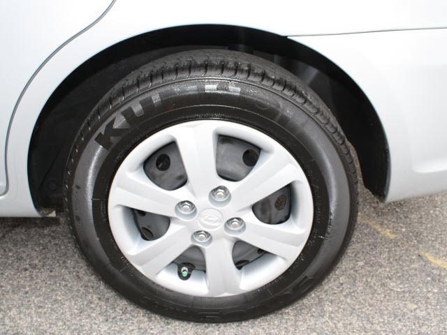 Hyundai Accent 2010 photo 3