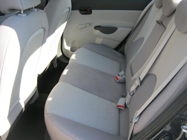 Hyundai Accent 2010 photo 4