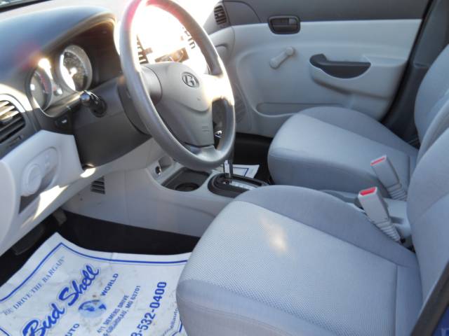 Hyundai Accent 2010 photo 2