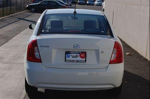 Hyundai Accent 2010 photo 2