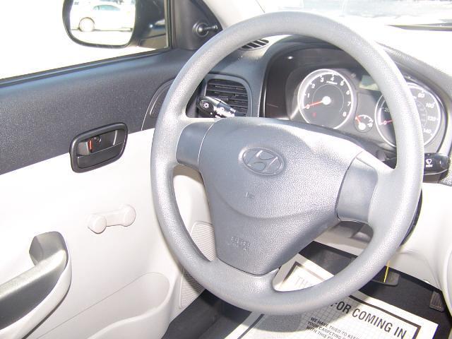 Hyundai Accent 2010 photo 2