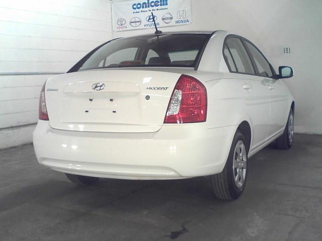Hyundai Accent 2010 photo 3