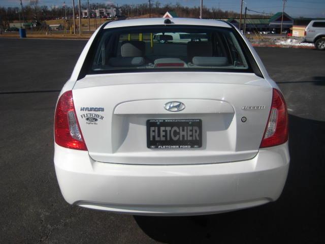 Hyundai Accent 2010 photo 3