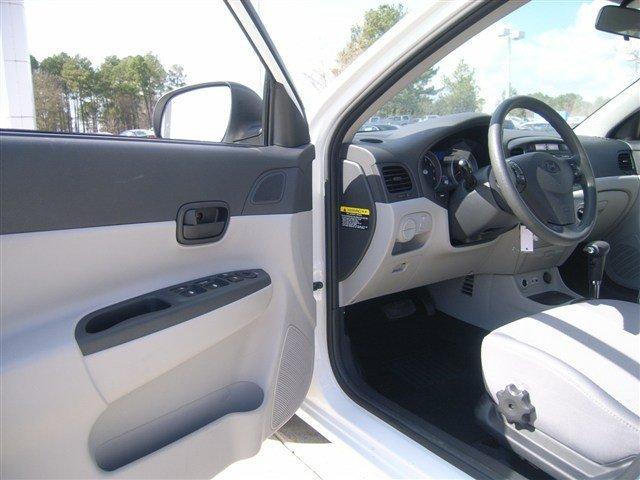 Hyundai Accent 2010 photo 3
