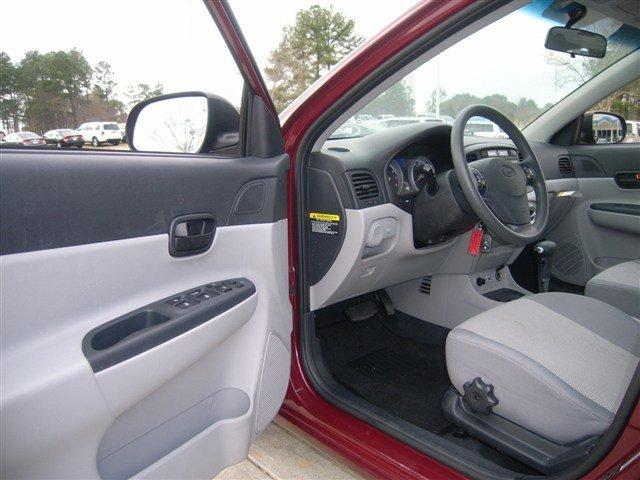 Hyundai Accent 2010 photo 3