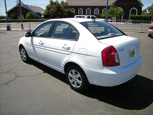 Hyundai Accent 2010 photo 2