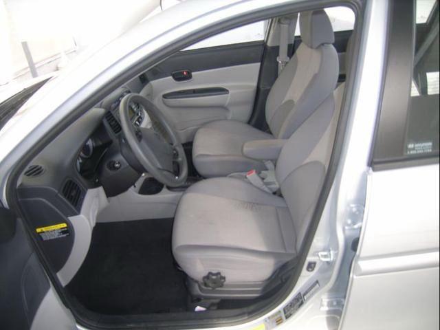 Hyundai Accent 2010 photo 2