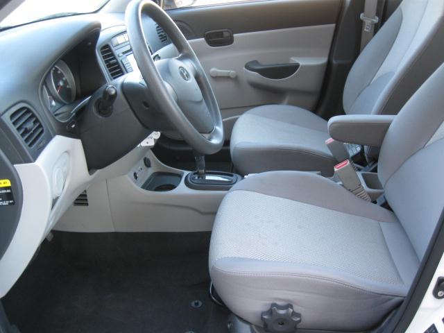 Hyundai Accent 2010 photo 2