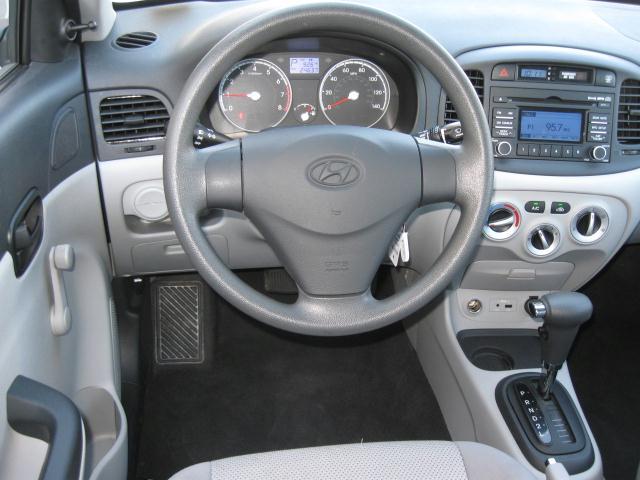 Hyundai Accent 2010 photo 3