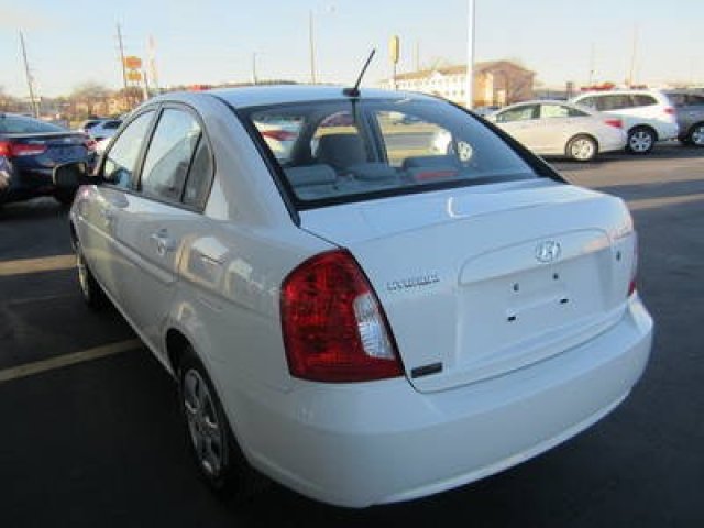 Hyundai Accent 2011 photo 1