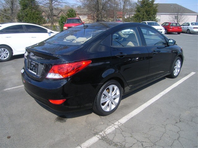 Hyundai Accent 2012 photo 1