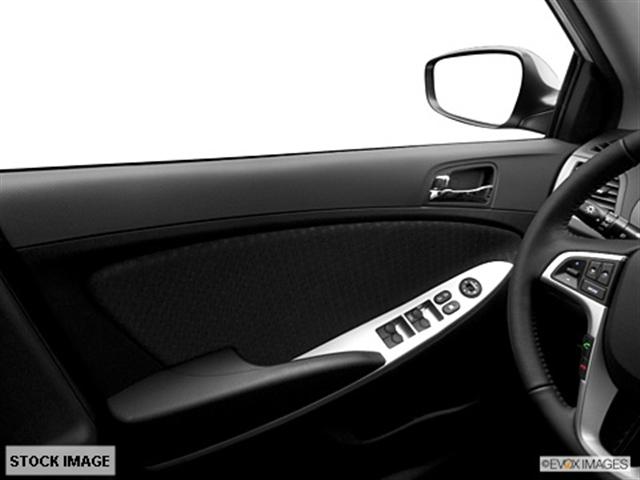 Hyundai Accent SE Hatchback