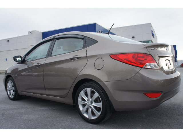 Hyundai Accent 2012 photo 3