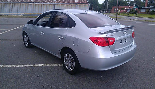 Hyundai Elantra SE Sedan