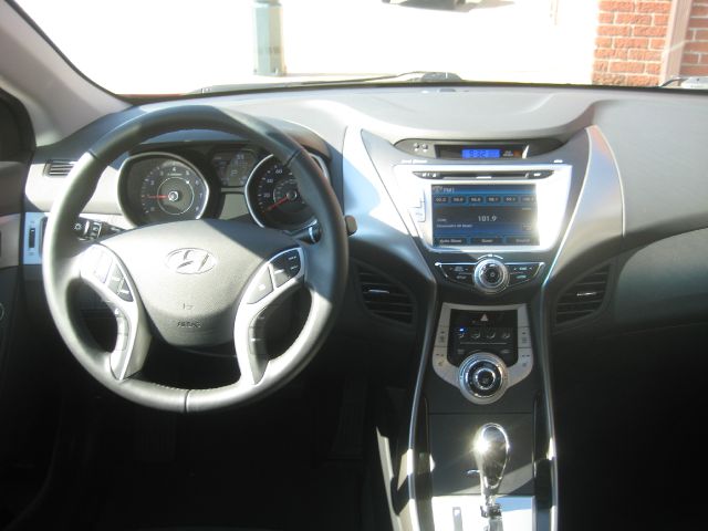 Hyundai Elantra SLT 25 Sedan