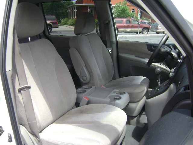 Hyundai Entourage 2008 photo 2