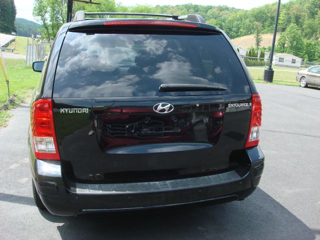 Hyundai Entourage 2008 photo 11