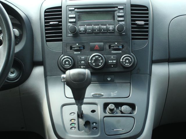 Hyundai Entourage 2008 photo 9