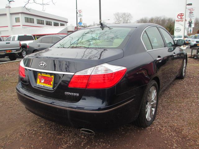 Hyundai Genesis 2010 photo 1