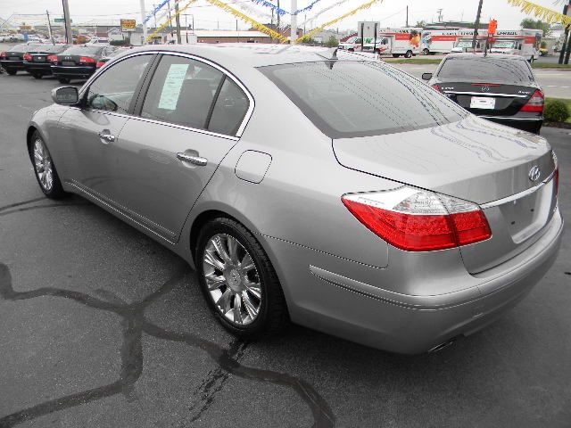 Hyundai Genesis 2010 photo 2