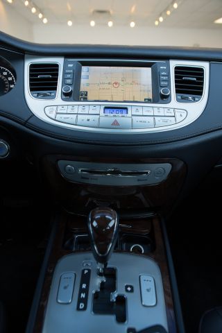 Hyundai Genesis 2010 photo 2