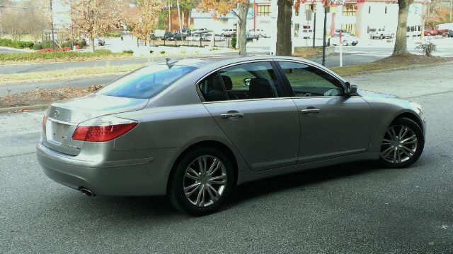 Hyundai Genesis 2011 photo 2