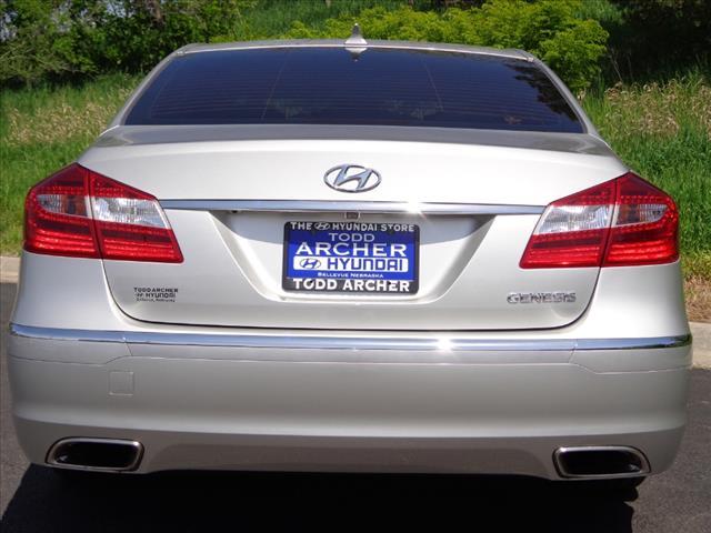 Hyundai Genesis 2012 photo 3