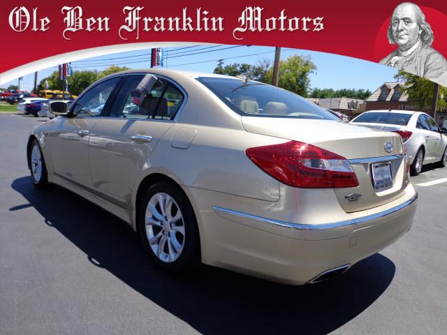 Hyundai Genesis 2012 photo 1