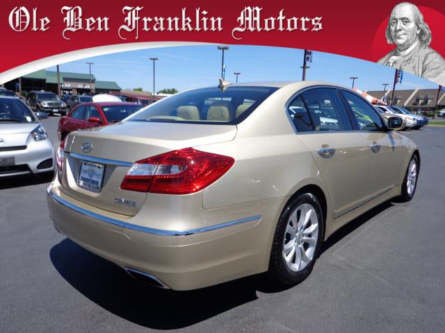 Hyundai Genesis 2012 photo 2