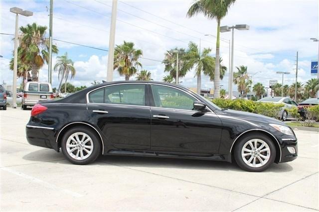 Hyundai Genesis 2013 photo 2