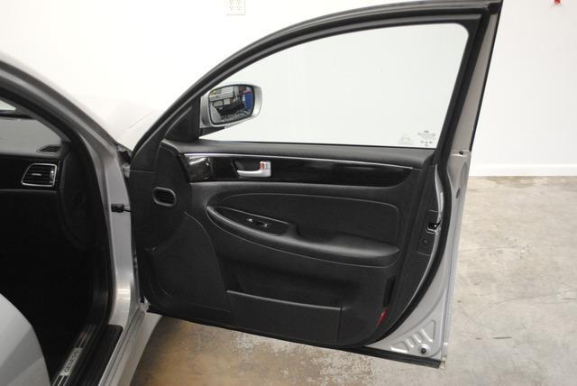 Hyundai Genesis 2013 photo 11