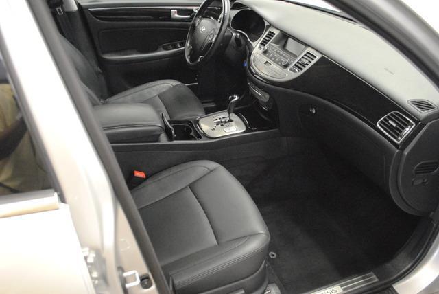 Hyundai Genesis 2013 photo 26