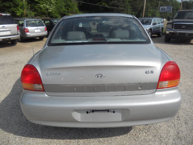 Hyundai Sonata LS VERY Sharp Sedan