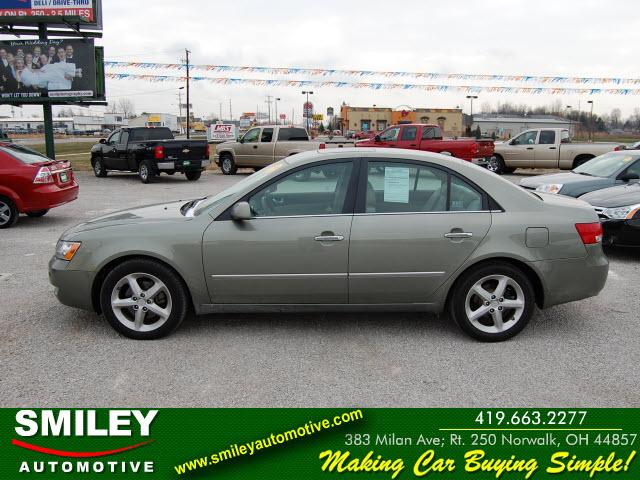 Hyundai Sonata Ext. Cab 6.5-ft. Bed 4WD Sedan