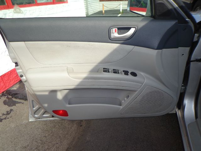 Hyundai Sonata Ext. Cab 6.5-ft. Bed 4WD Sedan