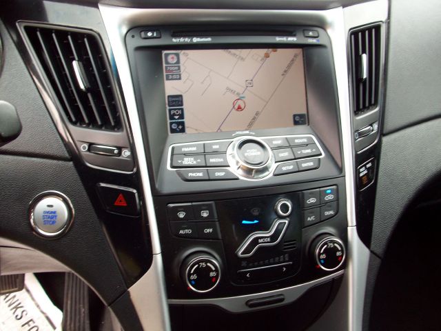 Hyundai Sonata 2011 photo 2