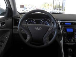 Hyundai Sonata 2011 photo 2