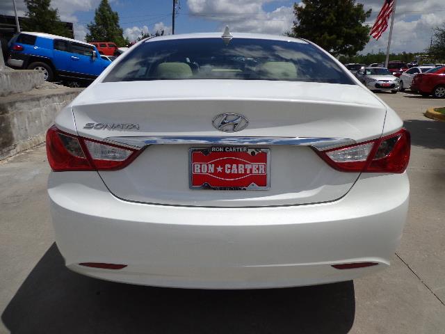 Hyundai Sonata 2011 photo 2