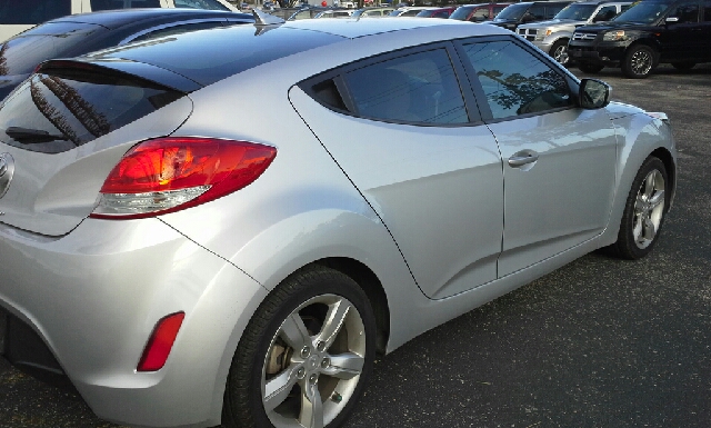 Hyundai Veloster Base Hatchback