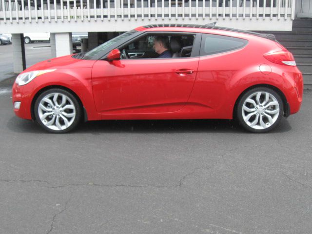 Hyundai Veloster Base Hatchback
